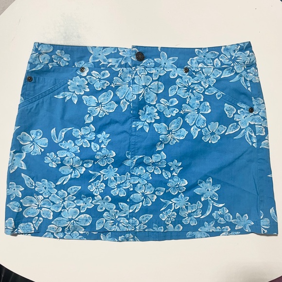 Retro blue and white floral print shorts - Picture 1 of 7